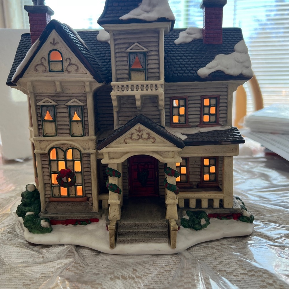 Holiday Village Light-Up House - Multicolor